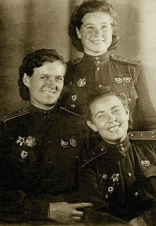 2.	Командир 46-го полка Евдокия Бершанская, капитан Мария Смирнова (стоит) и штурман звена Полина Гельман на Международном Конгрессе в Москве, август 1944 год.